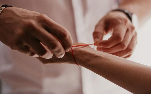 Vier Möglichkeiten, wie Du vom roten Glücksschnurarmband profitieren kannst