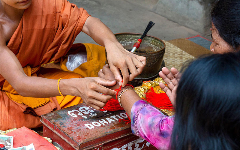 So nutzt man die Energie eines roten Glücksarmbandes aus Tibet TaoTempel