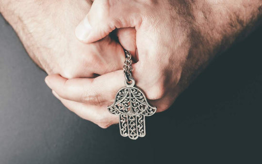 Was ist die Hamsa Hand: Die spirituelle Bedeutung von diesem Schmuck