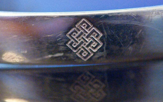 Der Unendliche Knoten: Bedeutung und Herkunft dieses buddhistischen Symbols
