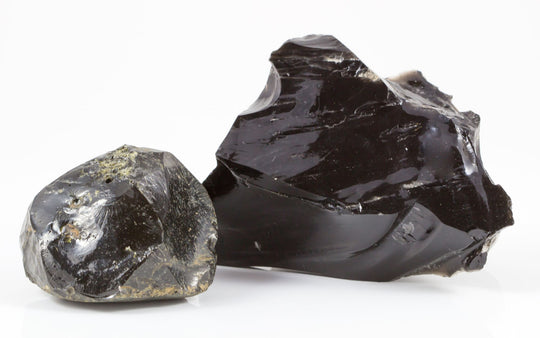 Die 10 besten schwarzen Steine und Kristalle für Schutz und Heilung