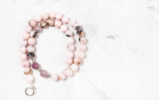 Rosenquarz Schmuck: Alles, was Du wissen musst