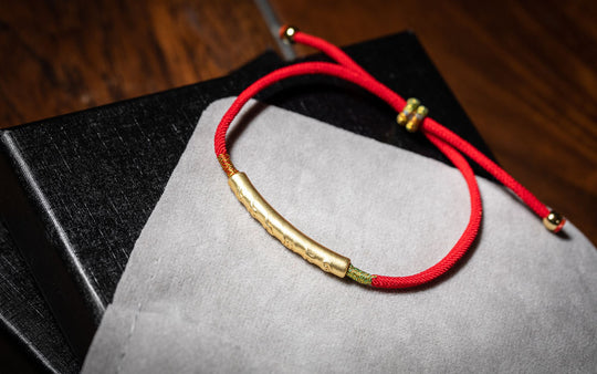 Tibetisch buddhistisches Armband - Bedeutung & wie es Dein Leben verbessern kann
