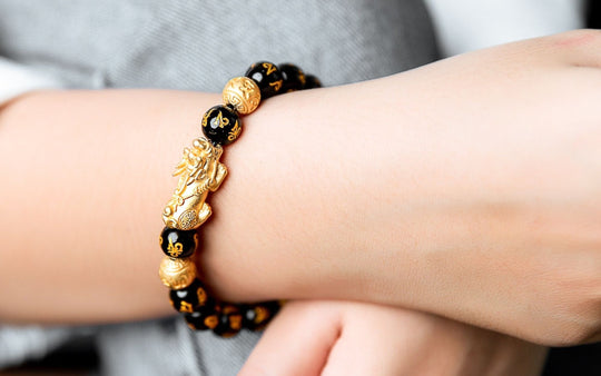 Wie man ein Feng Shui Armband mit schwarzem Obsidian trägt, um seine Kräfte zu nutzen