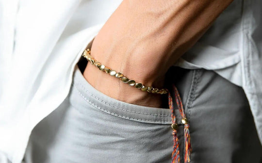 Wie man ein Kupferarmband trägt: Linkes oder Rechtes Handgelenk?