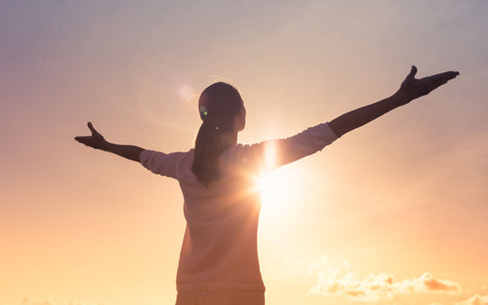 Wie man positive Energie aus dem Universum anzieht - 9 bewährte Techniken