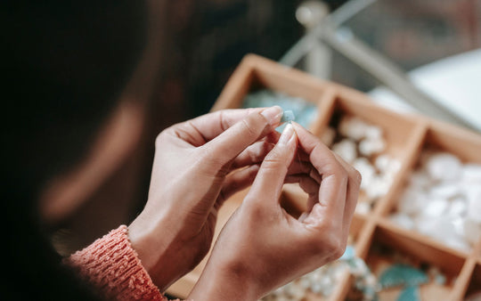 Wie man ein Schutz Armband herstellt: DIY-Anleitung
