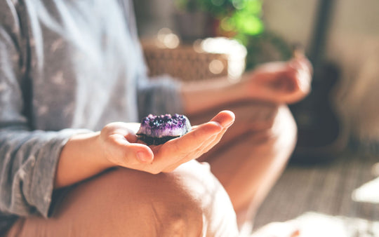 Amethyst gegen Angstzustände: 9 Wege, seine beruhigende Energie zu nutzen