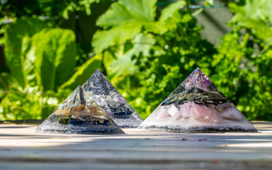 Wie man eine Orgonit-/Orgonpyramide zur Verbesserung des Lebens verwendet