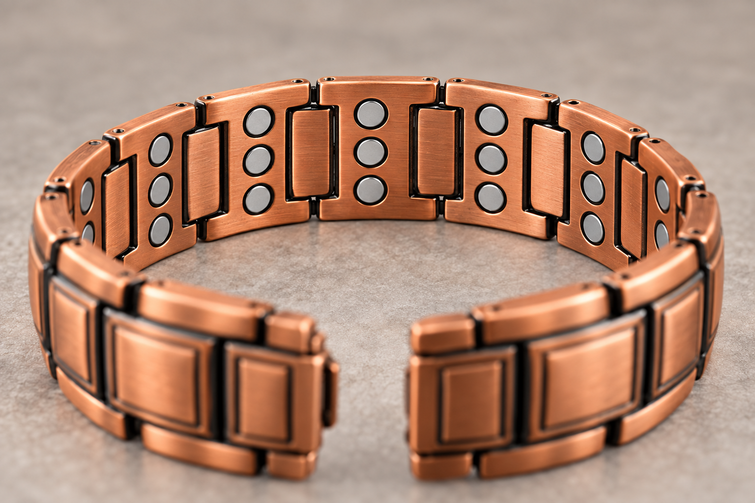 Detailansicht der Magnete auf der Innenseite des Kupferarmbands